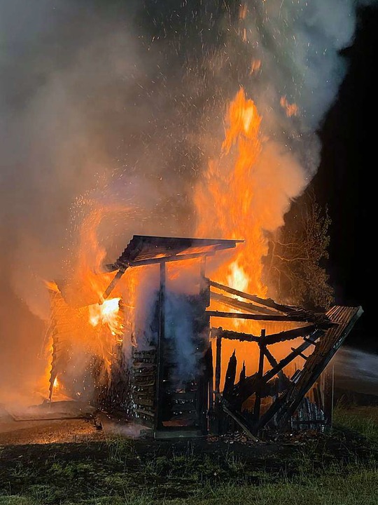 In Grafenhausen hat ein Holzstapel gebrannt.  | Foto: Rudi Rest /Feuerwehr