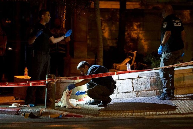 Ermittler der israelischen Polizei arb...ltstadt von Jerusalem verletzt wurden.  | Foto: Maya Alleruzzo (dpa)