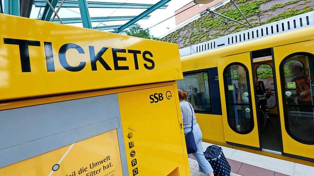 Ein Ticketautomat steht an einer Halte...Landesregierung ein Disput entstanden.  | Foto: Bernd Weibrod (dpa)