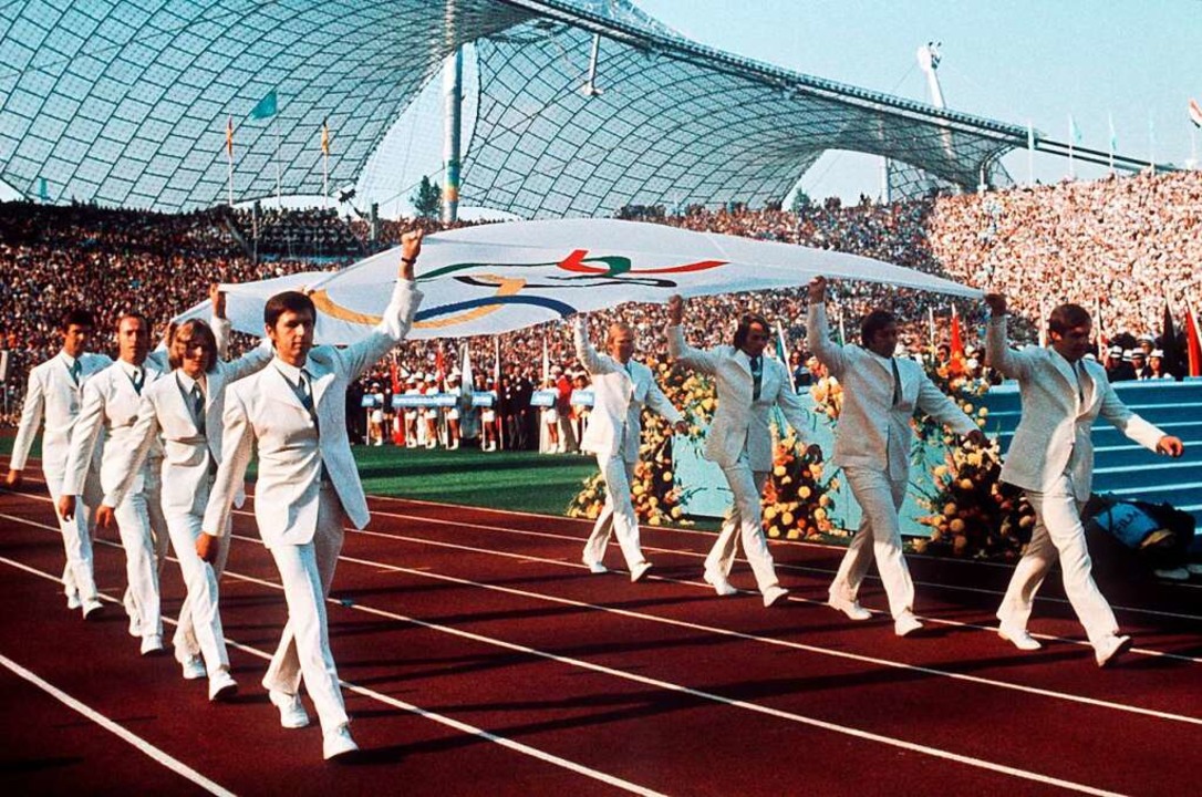 Deutsche Ruderer trugen bei der Eröffnungsfeier die Olympiafahne ins Stadion.  | Foto: -
