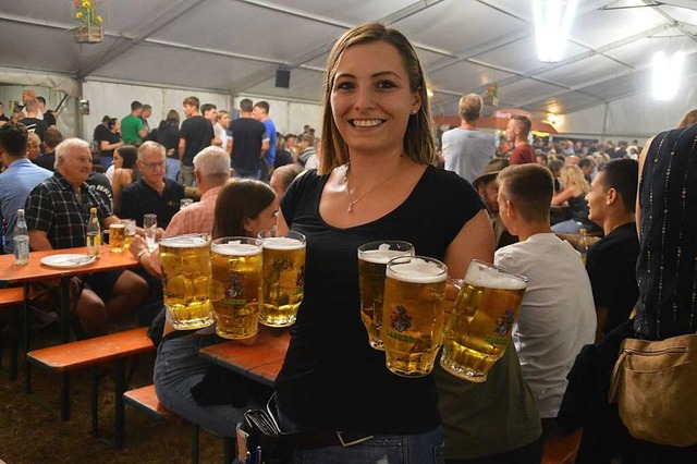 Das Festzelt war rappelvoll und das Bier lief in Strmen.  | Foto: Edgar Steinfelder