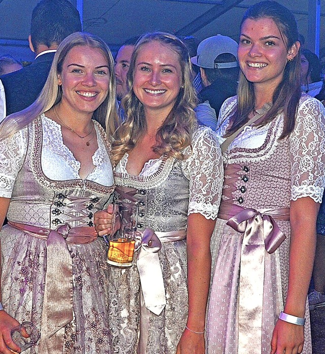 In angemessener Bekleidung lassen sich...nkler (rechts) beim Bergfest feiern.   | Foto: Sonja Niederer