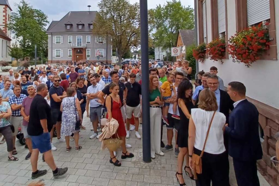 Viele Bürgerinnen und Bürger haben sich vor dem Rathaus versammelt.  | Foto: Alena Ehrlich