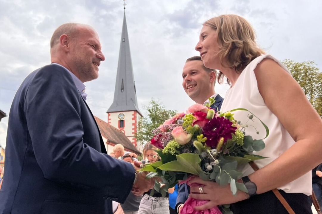 Wolfgang Brucker gratuliert seinem Nachfolger Marco Gutmann.  | Foto: Annika Vogelbacher