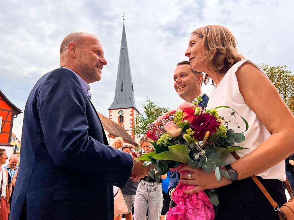 Wolfgang Brucker gratuliert  seinem Nachfolger als Brgermeister, Marco Gutmann