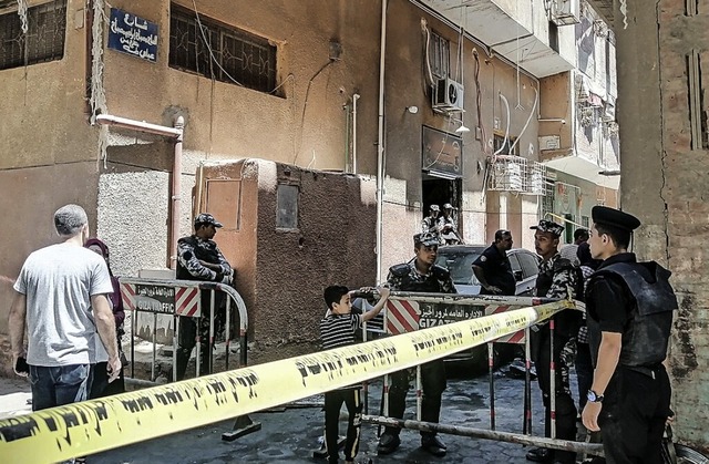 Sicherheitskrfte stehen an der abgesp...-Kirche ein Grobrand ausgebrochen ist  | Foto: Mahmoud El-Khawas (dpa)