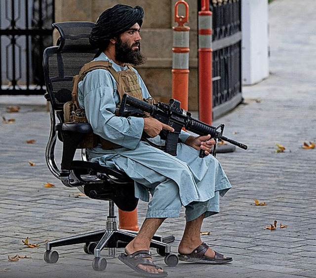 Ein Taliban am Samstag in Kabul  | Foto: WAKIL KOHSAR (AFP)