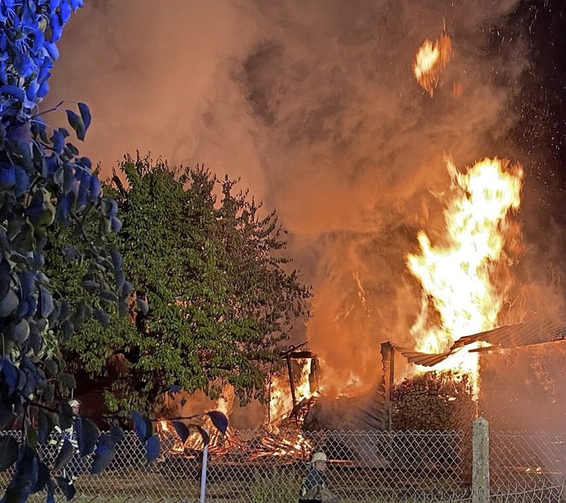 Der brennende Schuppen in Grafenhausen   | Foto: Rudi Rest /Feuerwehr