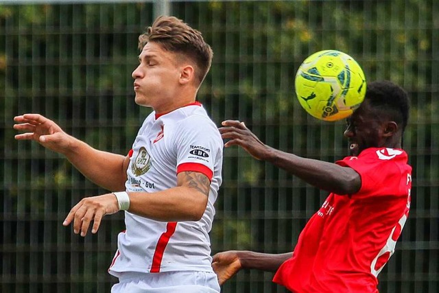 Lamin Colley (FVLB, rechts) gegen Nikola Kandic (Elchesheim)  | Foto: Matthias Konzok