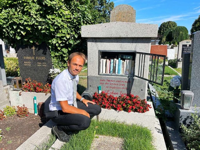 Friedhofsverwalter Walter Pois steht v... dem Matzleinsdorfer Friedhof in Wien.  | Foto: Matthias Rder (dpa)