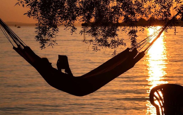 So lsst es sich aushalten: Entspannt in der Hngematte mit Blick auf den See.  | Foto: Karl-Josef Hildenbrand