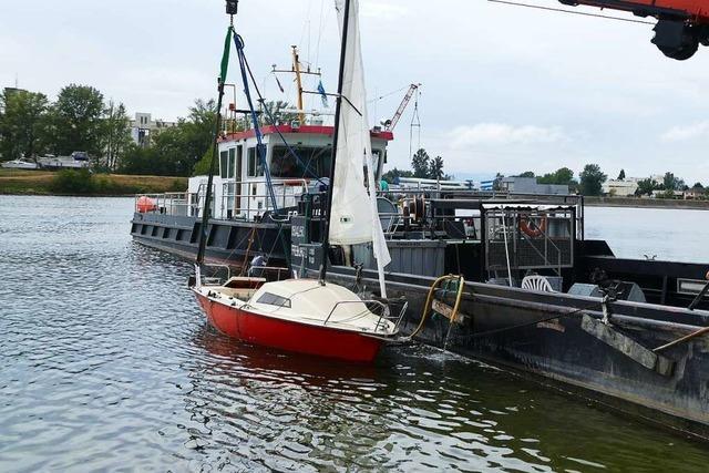 Ein Segelboot ist auf dem Rhein bei Breisach gekentert