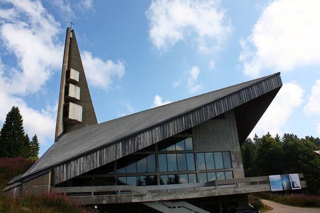 Die Kirche verbindet moderne Akzente mit der Schwarzwlder Bauweise.  | Foto: Gabriele Fssler