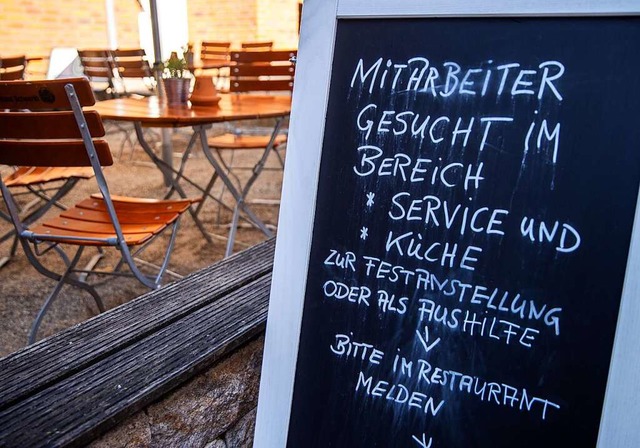 Auf einer Tafel wird nach Mitarbeitern...en Service- und Kchenbereich gesucht.  | Foto: Jens Bttner