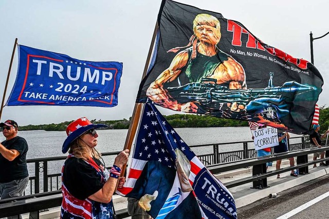 Anhnger von Donald Trump am 9. August vor dessen Anwesen in Florida   | Foto: GIORGIO VIERA (AFP)