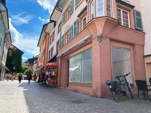 In der Bad Sckinger Rheinbrckstrae hat ein Laden die Fenster zugeklebt.  | Foto: Lisa Petrich