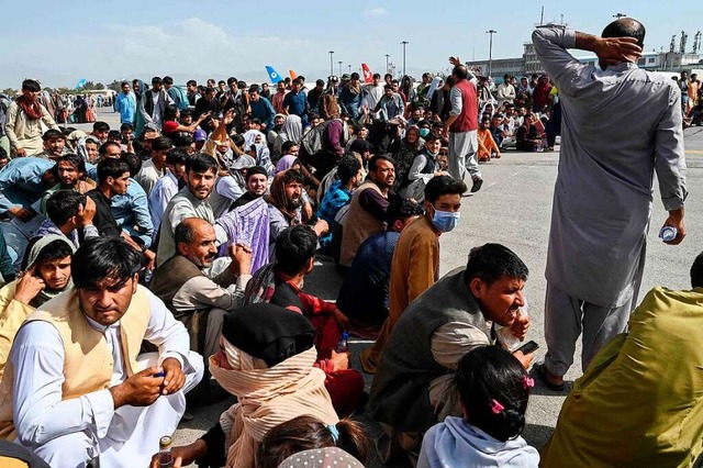 Im August 2021 warteten tausende Mensc...ne Mglichkeit, das Land zu verlassen.  | Foto: WAKIL KOHSAR (AFP)