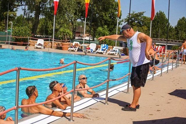 Erwachsene bekommen in Ettenheim Nachhilfe beim Schwimmen