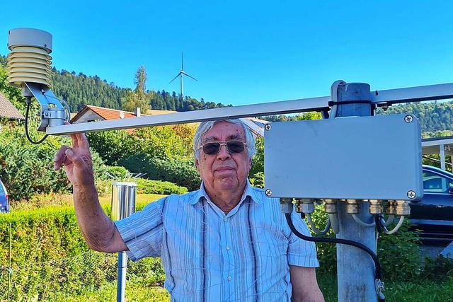 Lothar Lenz am Temperaturmesser seiner... Auftrag von Jrg Kachelmann betreibt.  | Foto: Gerald Nill