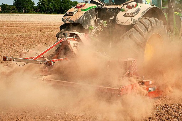 Der Traktor kam vermutlich  aufgrund n...indigkeit ins Schleudern (Symbolbild).  | Foto: Nicholas Garriga (dpa)