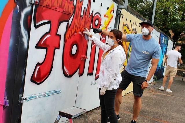 Jugendliche gestalten den Hinterhof des Schopfheimer JuZ mit Graffiti