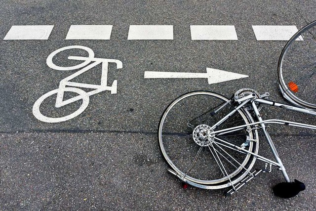 Ein Radfahrer strzte, als er herabfal...n sten ausweichen wollte. Symbolbild.  | Foto: Thomas Kunz