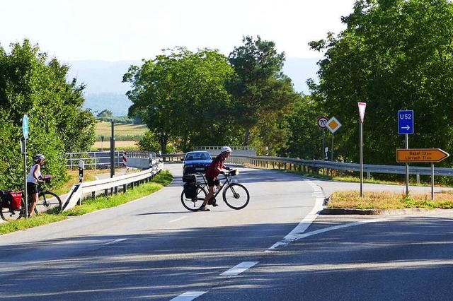 An der Abzweigung von der L 137 bei Ef...t Gemeinderat Bernd Mnkel beobachtet.  | Foto: Victoria Langelott