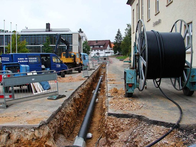 Mit der Verlegung der Leitungen fr di...en Gebude, die angeschlossen wurden.   | Foto: Christa Maier