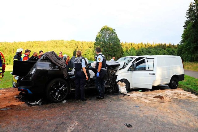 Rmerstein: Rettungskrfte stehen an zerstrten Fahrzeugen.  | Foto: Kaczor (dpa)