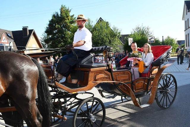 Mit der Kutsche fährt der neu gewählte Schwanauer Bürgermeister zum Empfang