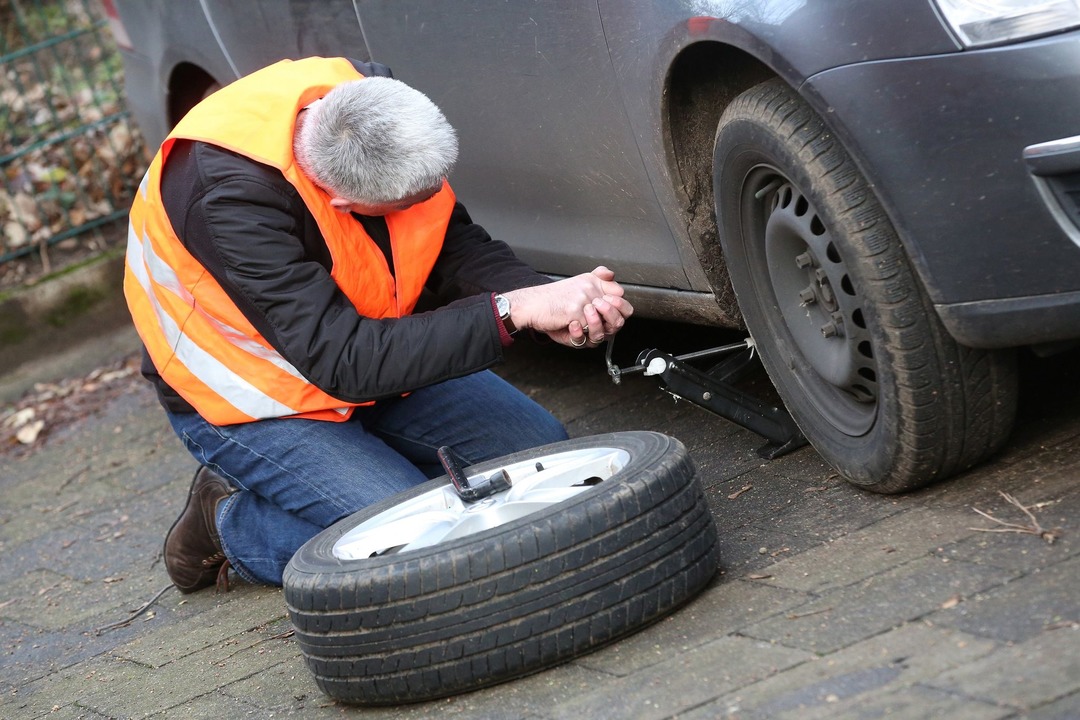 Um selber Reifen zu wechseln, braucht man Platz und Werkzeug.  | Foto: Bodo Marks/dpa-tmn
