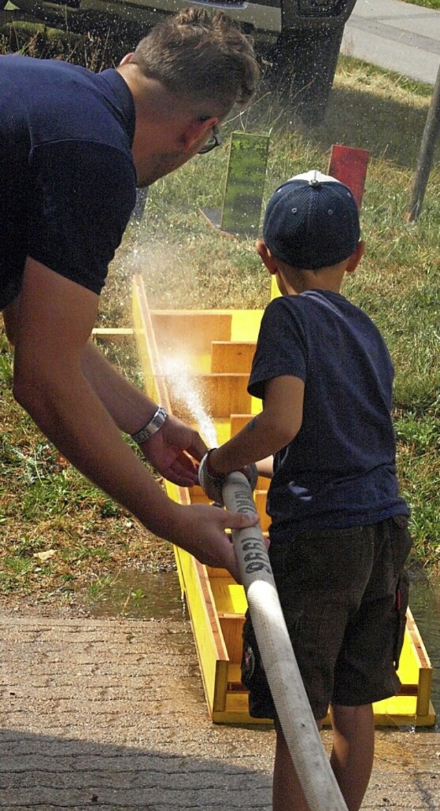 Die Idee, das Feuerwehrfest vor dem Fe...sspielen mit Wasser fr die Kinder zu.  | Foto: Karin Stckl-Steinebrunner