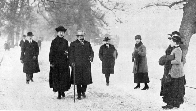 Er war Sattelmacher gewesen, sie Etike...m Februar 1920 in einem Weimarer Park.  | Foto: imago stock&people, via www.imago-images.de