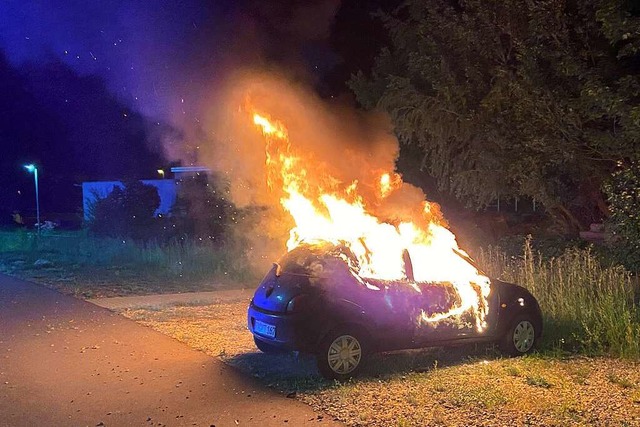 Ende Mai vergangenen Jahres hat der 31-Jhrige dieses Auto in Brand gesetzt.  | Foto: Lucas Kimmi