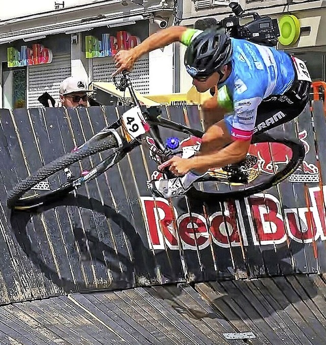 Simon Gutmann in einer Steilwand-Kurve beim Rennen in Belgien  | Foto: Team