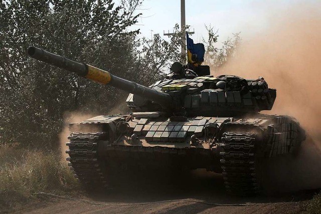 Ein ukrainischer Panzer rollt in der Region Donezk die Frontlinie entlang.  | Foto: ANATOLII STEPANOV