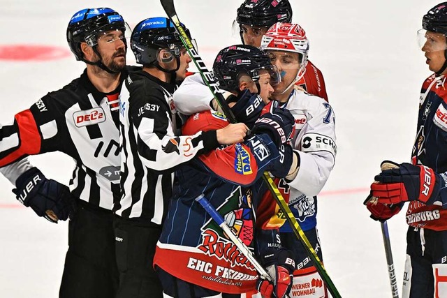 Im Derby ging es zur Sache: EHC-Spiele...kot) und Mitch Wahl von den Wild Wings  | Foto: Achim Keller