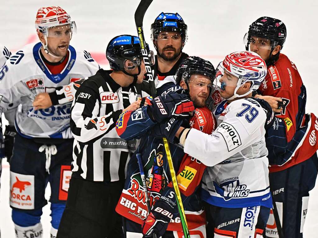 Derbygefhle beim Schwenninger Mitch Wahl (rechts, Nr. 79) und dem Freiburger Marc Wittfoth