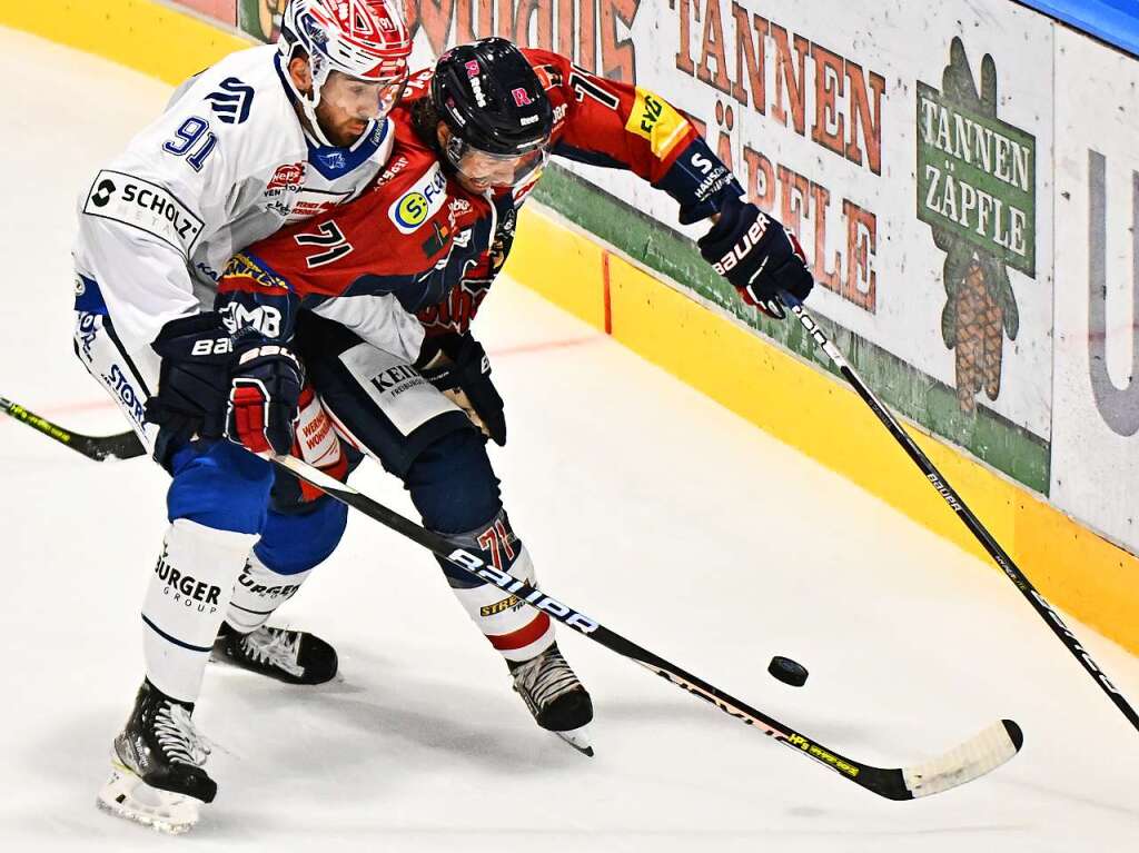 EHC-Neuzugang Shawn O’Donnell (rechts) im Zweikampf mit Marius Mchel (Schwenningen)