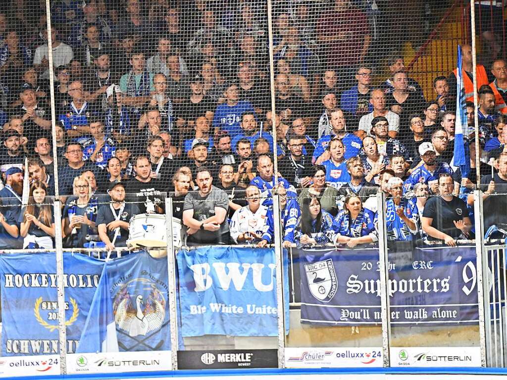 Auch die Fans der Schwenninger Wild Wings waren zahlreich zum Derby nach Freiburg gekommen.