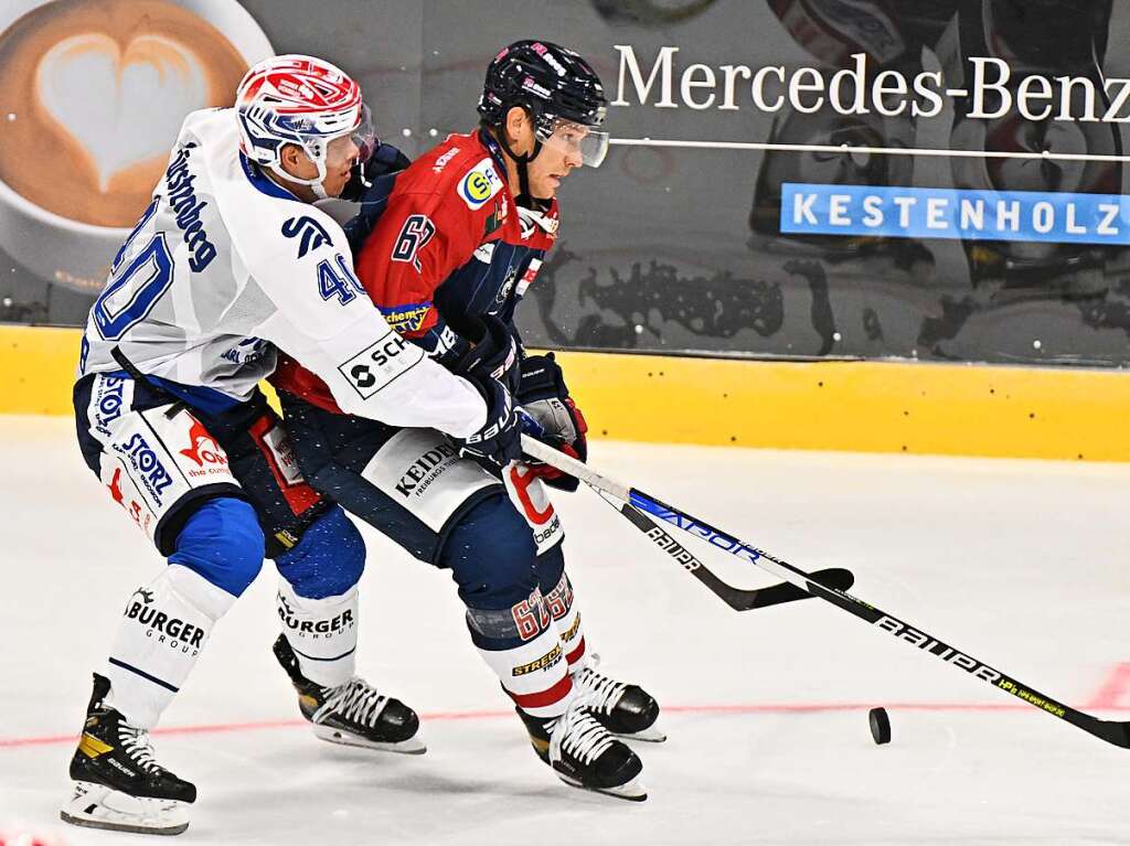 Tor Immo (rechts), der schwedische Neuzugang beim EHC, im Duell mit Ken Andre Olimb (Schwenningen)