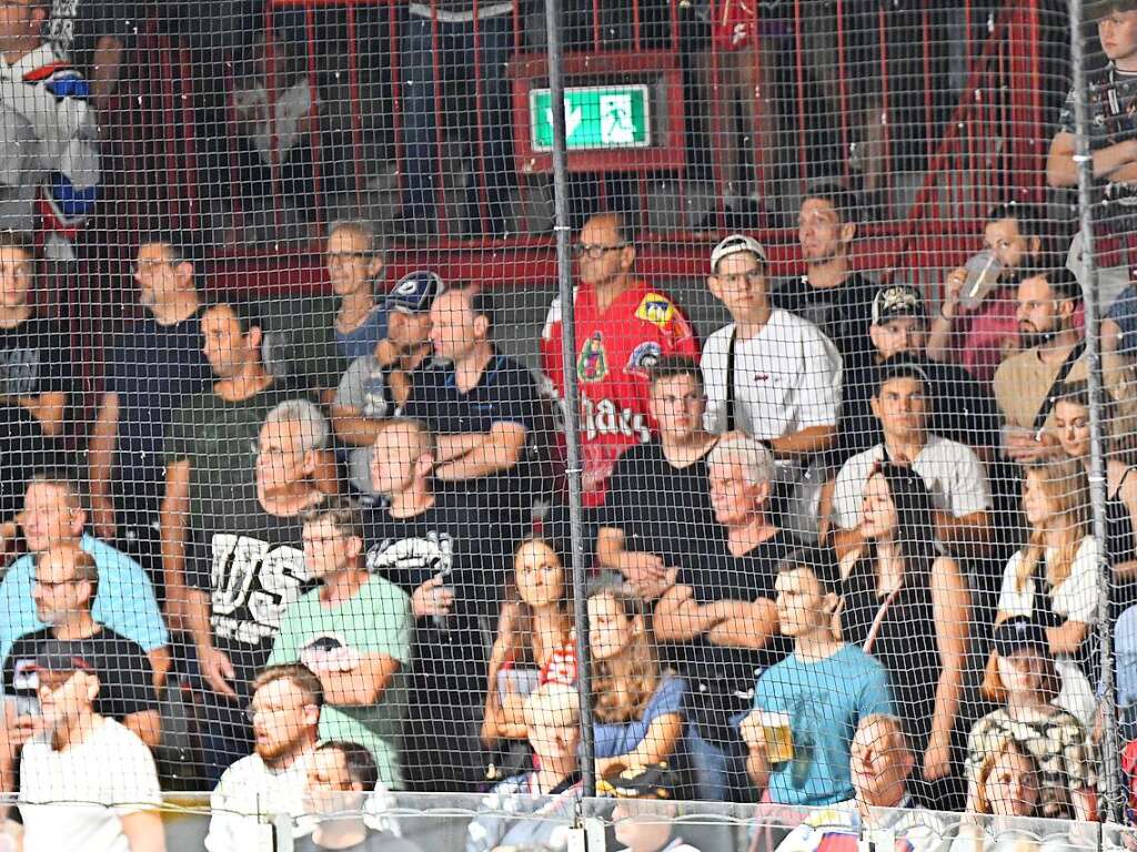 Fast 3000 Zuschauer sorgten fr eine prchtige Derbykulisse in der Echte Helden Arena.