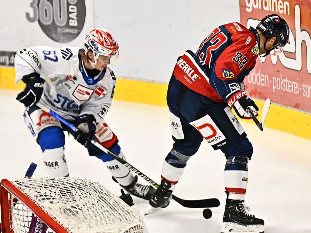 Der Schwenninger Neuzugang Florian Elias im Duell mit EHC-Verteidiger Hagen Kaisler