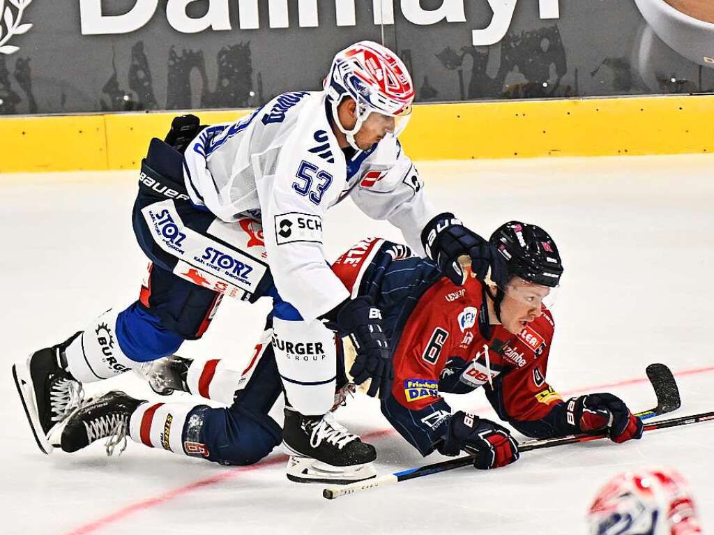 Wild-Wings-Verteidiger Alex Trivellato  (links) gegen EHC-Strmer Lennart Otten