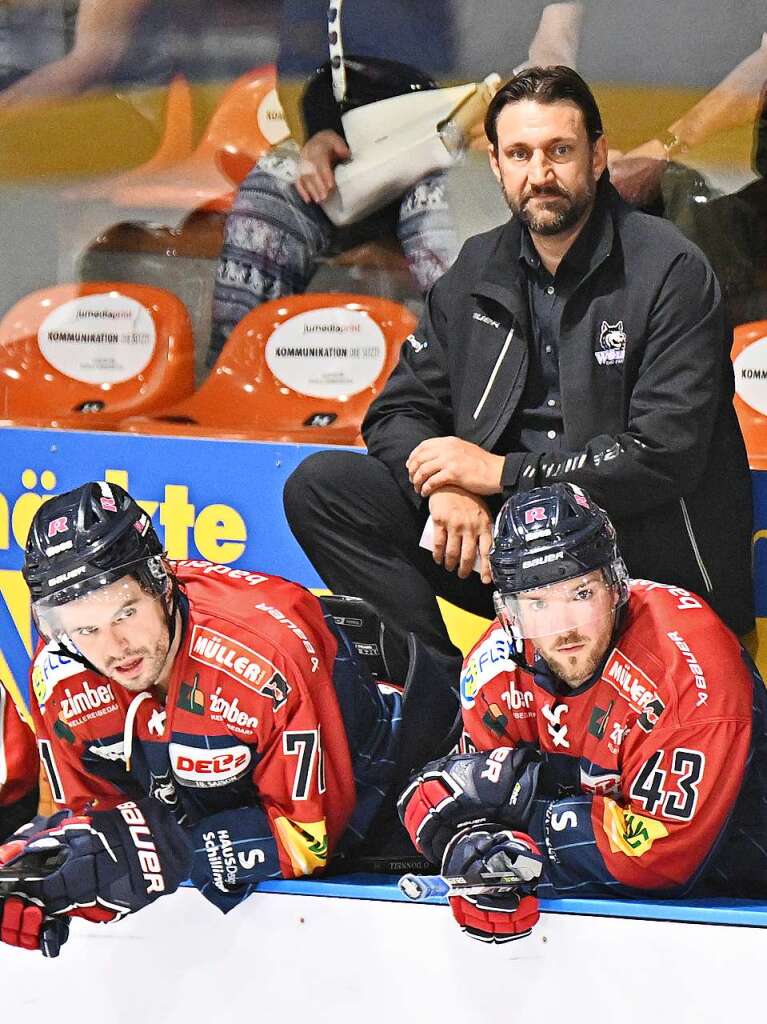 EHC-Coach Robert Hoffmann (vorne Shawn O’Donnell, links, und Marc Wittfoth)