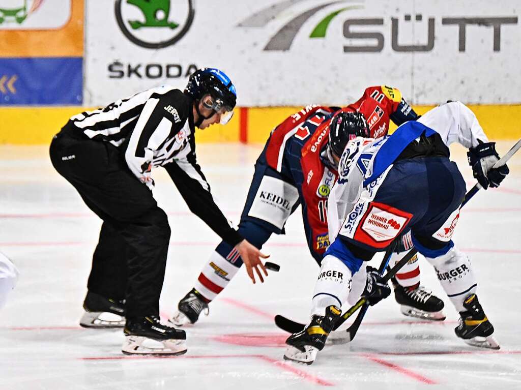 EHC-Neuzugang Jackson Cressey (Mitte) beim Bully