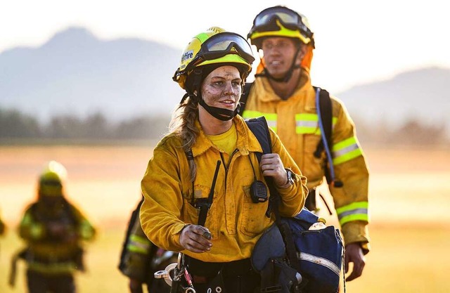 Eine Feuerwehrfrau und ein Feuerwehrma... Waldbrand in der Schsischen Schweiz.  | Foto: Robert Michael (dpa)