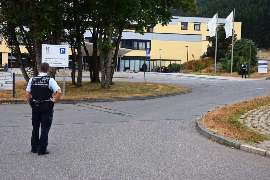 Polizei postiert vor der Helios-Klinik.  | Foto: kamera24