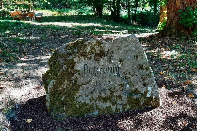 Der Gedenkstein im Wald mit der neuen Rastmglichkeit im Hintergrund (links)  | Foto: Forst BW