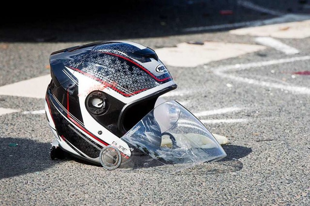 Der 64-jhrige Motorradfahrer wurde am Dienstagabend verletzt. (Symbolbild)  | Foto: Julian Stratenschulte (dpa)